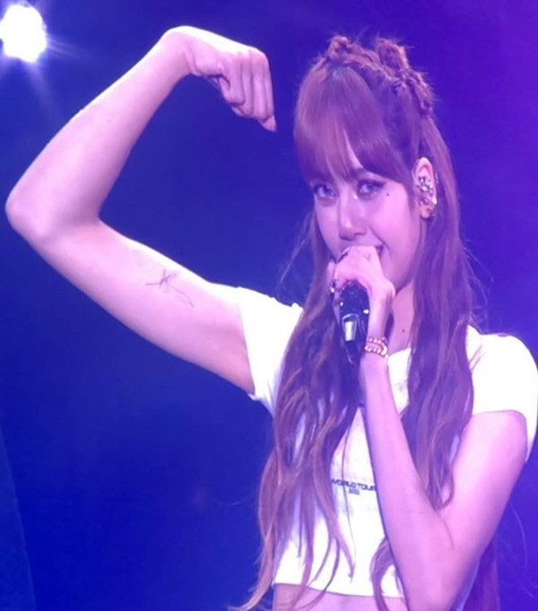 Lisa khoe hình xăm mới. Ảnh: Twitter. Lisa khoe hình xăm mới. Ảnh: Twitter.