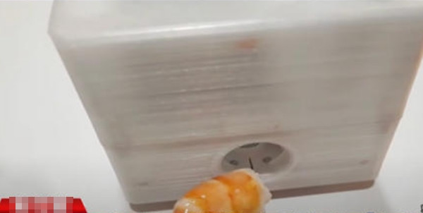 Cái máy trông rất giống cái gọt bút chì cỡ lớn. Ảnh: TVBS News. Cái máy trông rất giống cái gọt bút chì cỡ lớn. Ảnh: TVBS News.