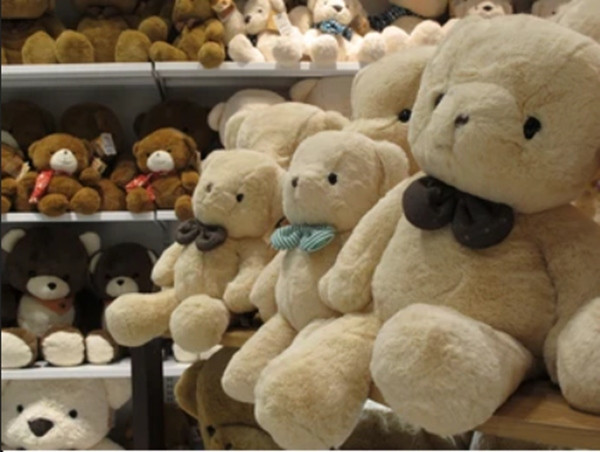 Một cô bé đã rất thích chú gấu bông trong cửa hàng nhưng không đủ tiền mua. Ảnh minh họa: Shutterstock. Một cô bé đã rất thích chú gấu bông trong cửa hàng nhưng không đủ tiền mua. Ảnh minh họa: Shutterstock.