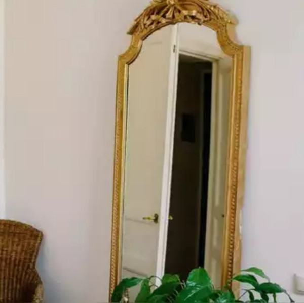 Một chiếc gương có thể soi xuyên qua trang phục của những người đứng trước nó? Ảnh minh họa: Pexels. Một chiếc gương có thể soi xuyên qua trang phục của những người đứng trước nó? Ảnh minh họa: Pexels.