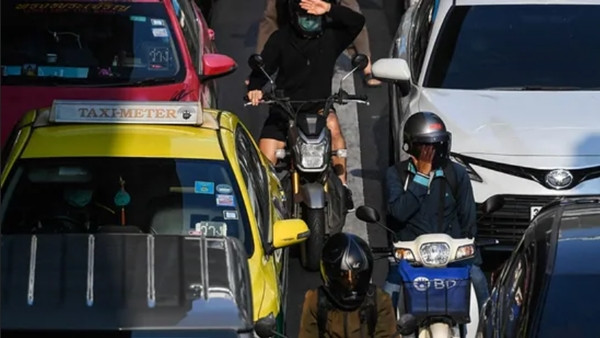 Người đi đường trong một ngày nhiệt độ lên đến 45,4oC ở Bangkok (Thái Lan). Ảnh: Reuters. Người đi đường trong một ngày nhiệt độ lên đến 45,4oC ở Bangkok (Thái Lan). Ảnh: Reuters.