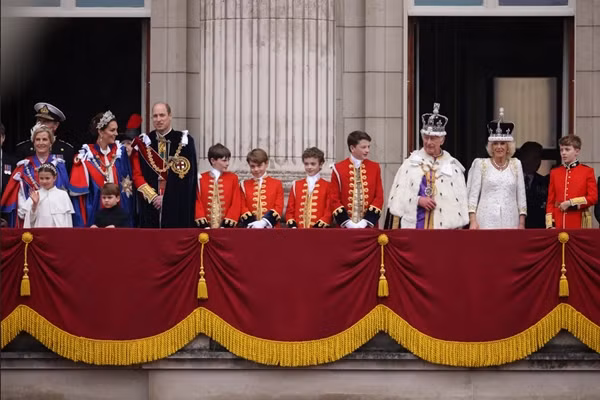 Vua, Hoàng hậu và các thành viên khác của Hoàng gia Anh đứng trên ban-công Cung điện Buckingham. Ảnh: Dan Kitwood/ Getty Images.