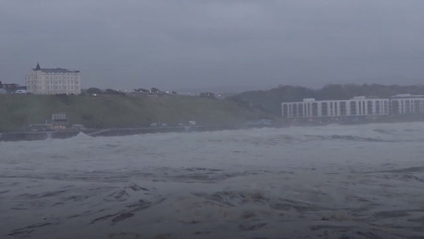 Đường phố biến thành sông do bão Debi. Ảnh: Independent.