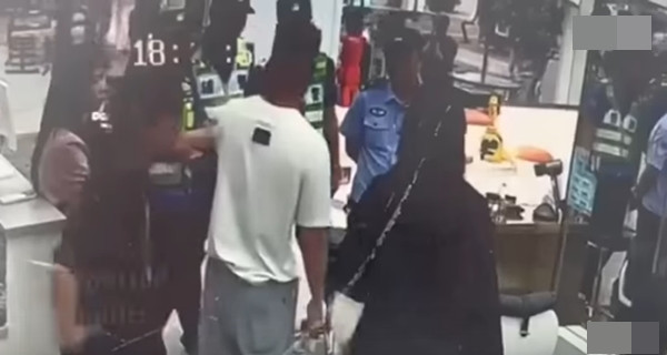 Cảnh sát đến tiệm làm tóc để hòa giải. Ảnh: Newsflare. Cảnh sát đến tiệm làm tóc để hòa giải. Ảnh: Newsflare.