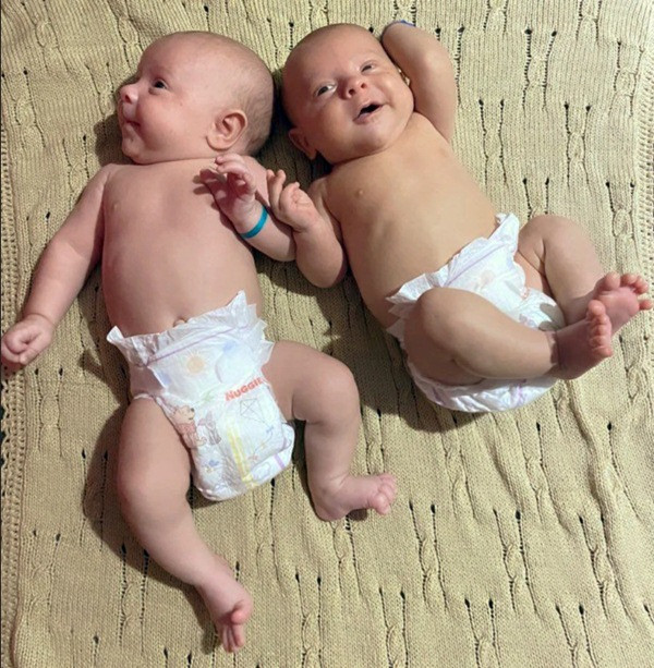 Hai bé sinh đôi nhà cô Sofia (khi một bé còn đeo ruy-băng xanh). Ảnh: Sofia Rodríguez.