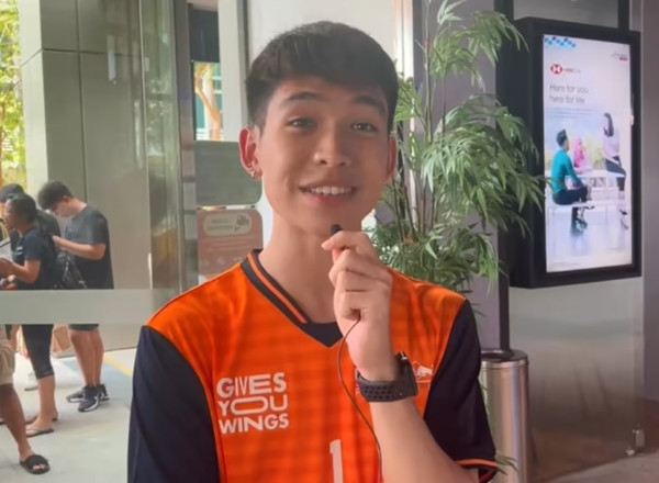 Cũng may là Alden vẫn sẽ được đi xem concert Taylor Swift vì một người bạn đã mua được vé. Ảnh: Hanidah Amin/ CNA.