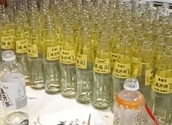 Đây là số chai nước mận mà 6 thiếu niên uống hết (sau khi đã ăn lẩu). Ảnh: Weibo. Đây là số chai nước mận mà 6 thiếu niên uống hết (sau khi đã ăn lẩu). Ảnh: Weibo.