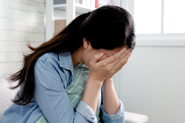 Cô gái đau khổ gọi điện báo cảnh sát vì bị người yêu chia tay. Ảnh minh họa: Shutterstock. Cô gái đau khổ gọi điện báo cảnh sát vì bị người yêu chia tay. Ảnh minh họa: Shutterstock.