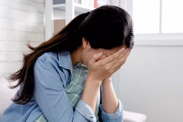 Cô gái đau khổ gọi điện báo cảnh sát vì bị người yêu chia tay. Ảnh minh họa: Shutterstock.