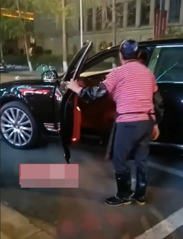 Thực ra bà đi làm không phải vì tiền. Ảnh: Weibo. Thực ra bà đi làm không phải vì tiền. Ảnh: Weibo.