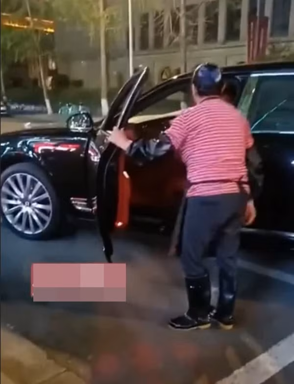 Thực ra bà đi làm không phải vì tiền. Ảnh: Weibo.