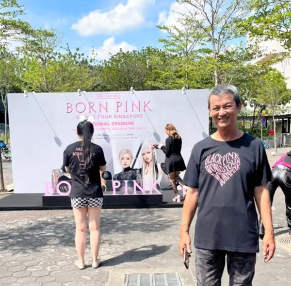 Người bố 60 tuổi được con gái dẫn đi xem BLACKPINK biểu diễn. Ảnh: Lyndy Koh.