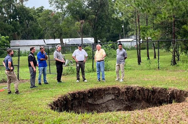 Cái hố có miệng khá tròn, không rõ sâu bao nhiêu mét. Ảnh: Independent. Cái hố có miệng khá tròn, không rõ sâu bao nhiêu mét. Ảnh: Independent.