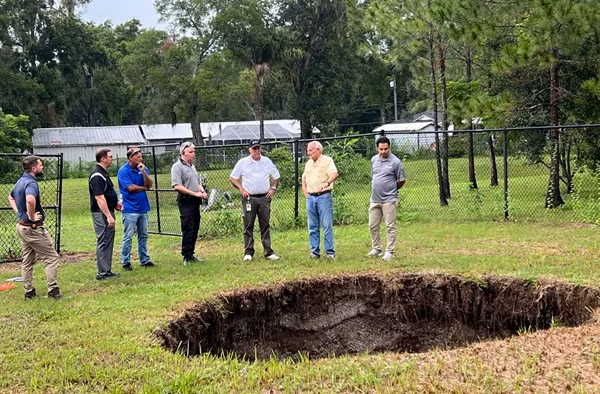 Cái hố có miệng khá tròn, không rõ sâu bao nhiêu mét. Ảnh: Independent. Cái hố có miệng khá tròn, không rõ sâu bao nhiêu mét. Ảnh: Independent.