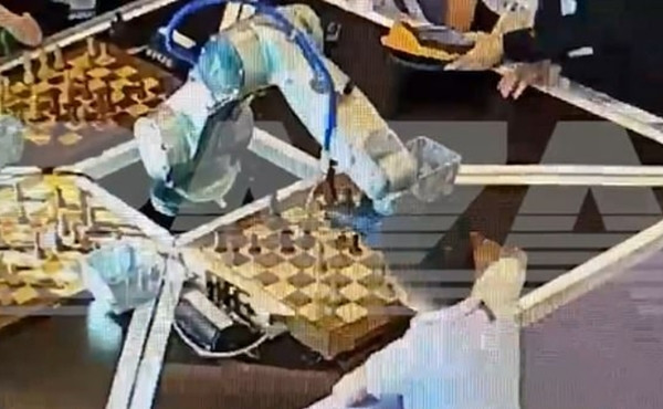 Robot từng bẻ gãy ngón tay của một em nhỏ đánh cờ với mình. Ảnh: Baza. Robot từng bẻ gãy ngón tay của một em nhỏ đánh cờ với mình. Ảnh: Baza.