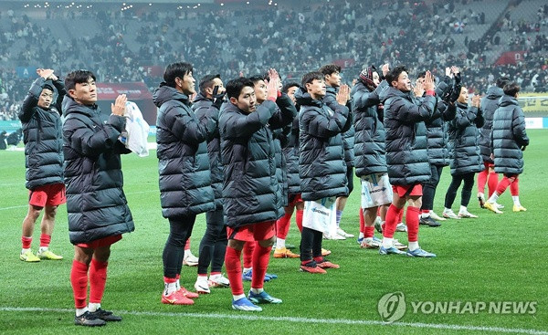 Son Heung-min cùng các cầu thủ ĐT Hàn Quốc sau trận với Singapore ở vòng loại World Cup hồi tháng 11 vừa rồi. Ảnh: Yonhap. Son Heung-min cùng các cầu thủ ĐT Hàn Quốc sau trận với Singapore ở vòng loại World Cup hồi tháng 11 vừa rồi. Ảnh: Yonhap.
