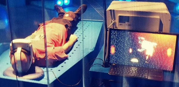 Một người đang trải nghiệm cảm giác rời khỏi cuộc sống này bằng công nghệ VR. Ảnh: Croom12. Một người đang trải nghiệm cảm giác rời khỏi cuộc sống này bằng công nghệ VR. Ảnh: Croom12.