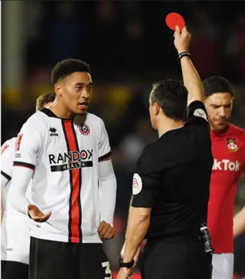 Trọng tài Dean Whitestone rút thẻ đỏ hình tròn. Ảnh: Alamy.