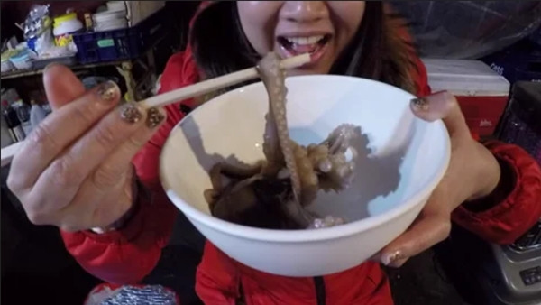 Đôi khi, bạch tuộc đốm xanh bị lẫn vào bạch tuộc thường và nếu nhà hàng không biết thì có thể vẫn bán cho khách. Ảnh minh họa: Shutterstock.