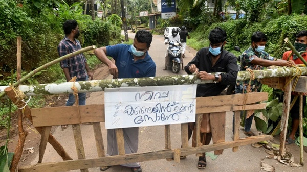 Tấm biển ghi "Khu vực ngăn chặn Nipah" được treo ở Kozhikode (bang Kerala, Ấn Độ). Ảnh: Stringer/ Reuters.
