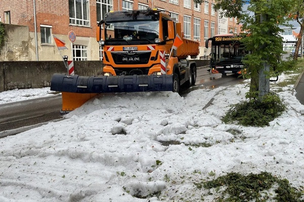 Xe gạt tuyết hoạt động giữa mùa Hè. Ảnh: DPA. Xe gạt tuyết hoạt động giữa mùa Hè. Ảnh: DPA.