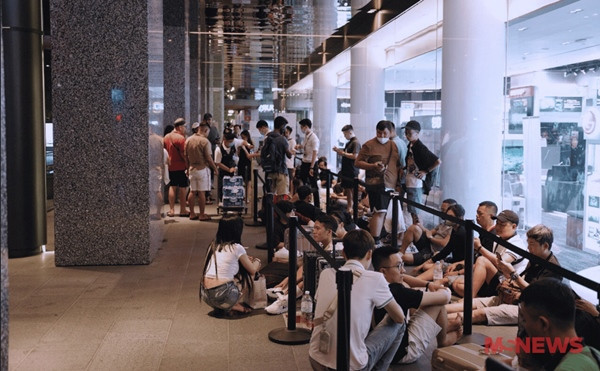 Các fan xếp hàng trước một cửa hàng bán đồ Apple ở Singapore. Các fan xếp hàng trước một cửa hàng bán đồ Apple ở Singapore.