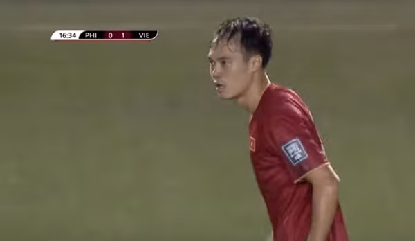 Nguyễn Văn Toàn là người mở tỷ số cho ĐT Việt Nam trong trận với ĐT Philippines. Ảnh: FPT Play/ YouTube.