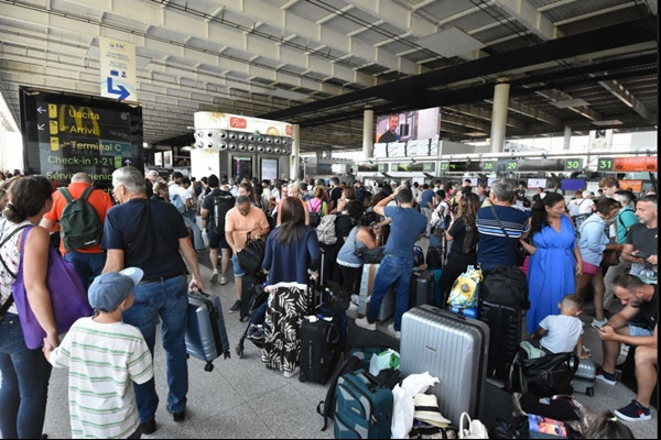 Hành khách không thể bay do núi lửa Etna phun trào. Ảnh: Orietta Scardino/ EPA-EFE/ Shutterstock.