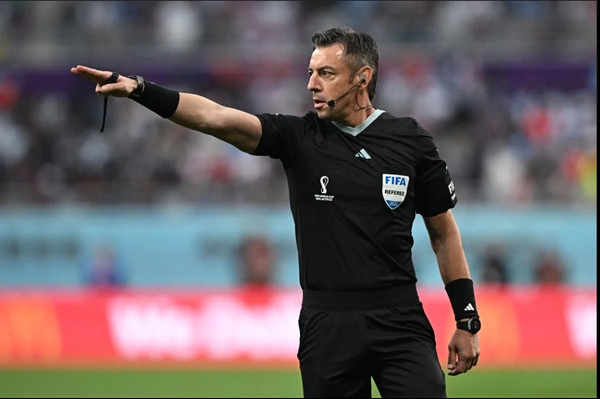 Hồi World Cup 2022 (bóng đá nam), trọng tài Raphael Claus cộng thời gian bù giờ đến 29 phút cho trận Anh - Iran. Ảnh: Paul Ellis/ AFP via Getty.