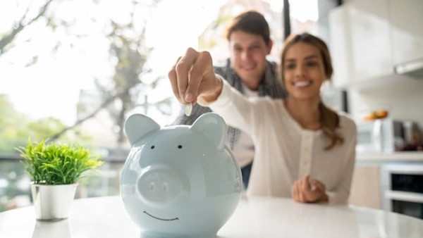 Mỗi tháng, cặp đôi lại bỏ ít tiền vào tài khoản chung. Ảnh minh họa: Getty Images. Mỗi tháng, cặp đôi lại bỏ ít tiền vào tài khoản chung. Ảnh minh họa: Getty Images.