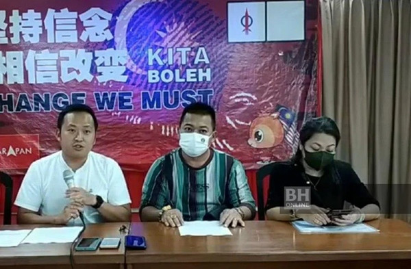 Anh Lee (giữa) và vợ (phải) trong cuộc họp báo nói về sự việc. Ảnh: Facebook.