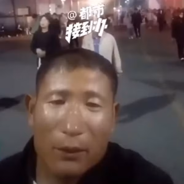 Anh Zhang đã bị hơn 10 nhà máy từ chối chỉ vì mặt vuông. Ảnh: Weibo.