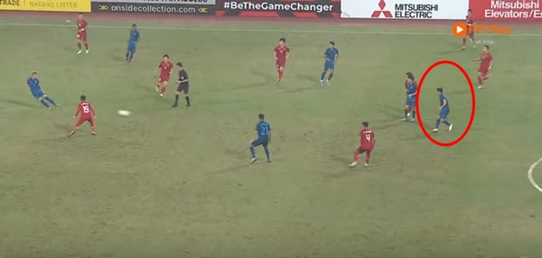 Tình huống dẫn đến bàn thắng thứ hai của ĐT Thái Lan. Ảnh: YouTube. Tình huống dẫn đến bàn thắng thứ hai của ĐT Thái Lan. Ảnh: YouTube.