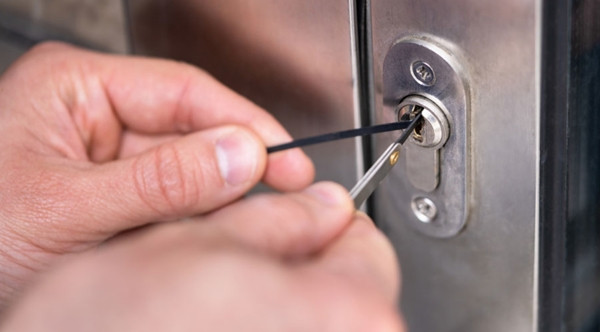 Lẽ ra H. còn phải nhận án nặng hơn do phạm tội có tính toán kỹ (anh này học cách phá khóa và mang theo công cụ phá khóa), nhưng có lẽ được giảm án vì thành khẩn. Ảnh minh họa: UnitedLocksmith.