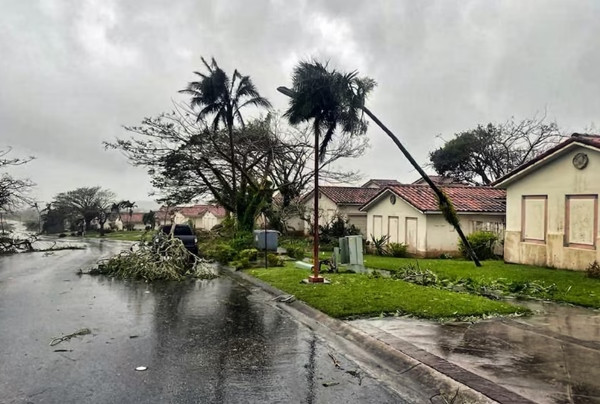 Mưa to gió lớn do bão Mawar hồi tháng 5 làm đổ cây cối, các bức tường và làm đứt tung các đường dây điện ở đảo Guam. Ảnh: AP: US Coast Guard. Mưa to gió lớn do bão Mawar hồi tháng 5 làm đổ cây cối, các bức tường và làm đứt tung các đường dây điện ở đảo Guam. Ảnh: AP: US Coast Guard.