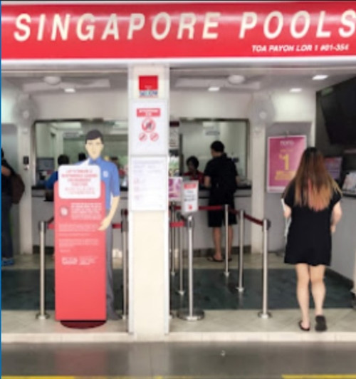 Công ty xổ số sẽ trả thưởng cho người nào cầm tờ vé số hợp lệ đến. Ảnh: SG Uncensored.