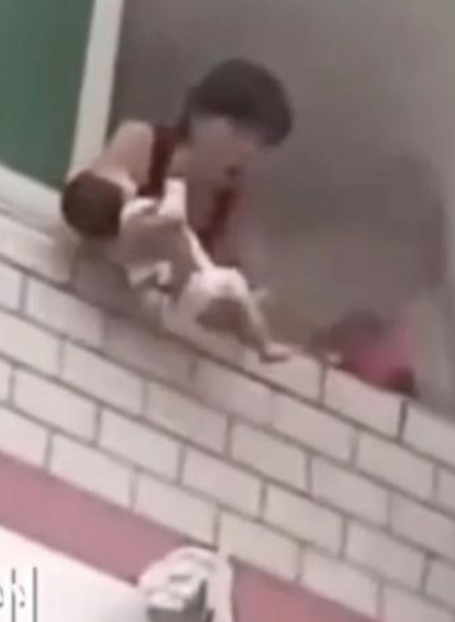 Người mẹ tìm mọi cách để cố cứu con mình. Ảnh: Weibo. Người mẹ tìm mọi cách để cố cứu con mình. Ảnh: Weibo.