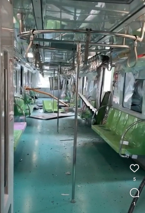 Bên trong một toa tàu. Ảnh: Facebook.