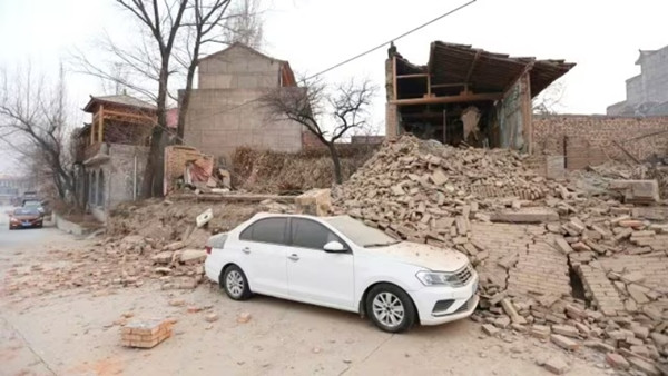 Nhà sập ở tỉnh Cam Túc do động đất, ảnh chụp ngày 19/12. Ảnh: Chinatopix via AP.