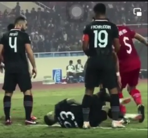 Văn Hậu: &quot;Ơ... ơ... bạn làm sao đấy?&quot;. Ảnh: YouTube.