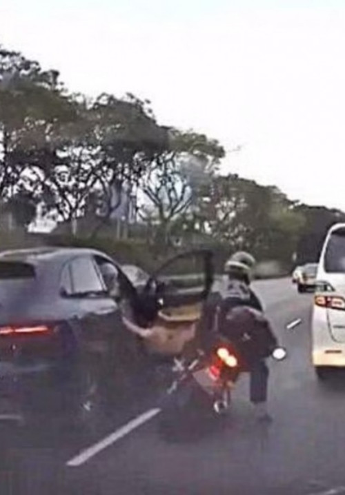 Vụ tai nạn thứ hai: Người đi xe máy đâm vào cánh cửa ô tô vừa mở ra. Ảnh: SGRV. Vụ tai nạn thứ hai: Người đi xe máy đâm vào cánh cửa ô tô vừa mở ra. Ảnh: SGRV.