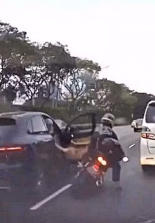 Vụ tai nạn thứ hai: Người đi xe máy đâm vào cánh cửa ô tô vừa mở ra. Ảnh: SGRV.