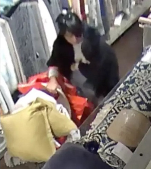 Kaur trong một cửa hàng. Ảnh: CPS.