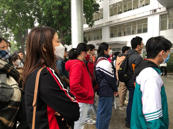 Chưa đến giờ tập trung nhưng rất đông thí sinh và phụ huynh đã có mặt ở điểm thi.
