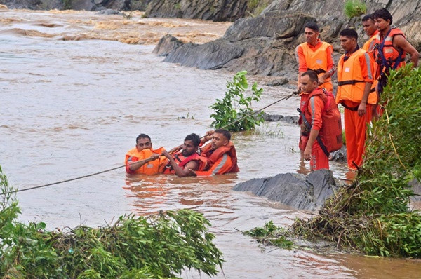 Các nhân viên cứu hộ đang cứu người ở sông Narmada, phía Bắc Ấn Độ. Ảnh: UMA SHANKAR MISHRA/ AFP/ Getty. Các nhân viên cứu hộ đang cứu người ở sông Narmada, phía Bắc Ấn Độ. Ảnh: UMA SHANKAR MISHRA/ AFP/ Getty.