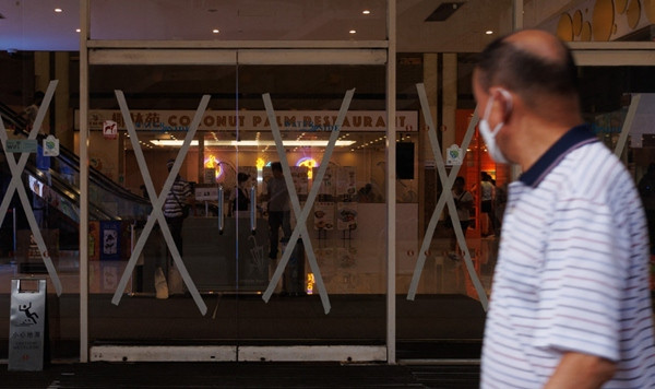 Một trung tâm thương mại ở Hong Kong (Trung Quốc) dán băng dính lên cửa để phòng chống bão (ảnh ngày 16/7). Ảnh: VCG. Một trung tâm thương mại ở Hong Kong (Trung Quốc) dán băng dính lên cửa để phòng chống bão (ảnh ngày 16/7). Ảnh: VCG.