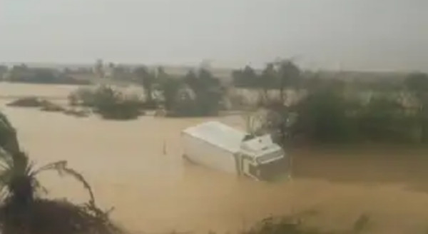 Ngập lụt mênh mông ở Yemen do bão Tej. Ảnh: The Weather Channel.