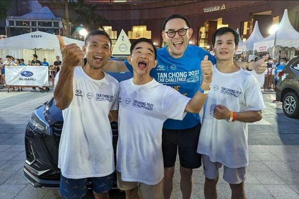 Ông Chan và 2 người tham dự đến từ Việt Nam (anh Do Dang Hoang Trung ở bên trái và anh Nguyen Doan Tho ở bên phải) cùng một người trong Ban Tổ chức. Ảnh: TAN CHONG INTERNATIONAL.