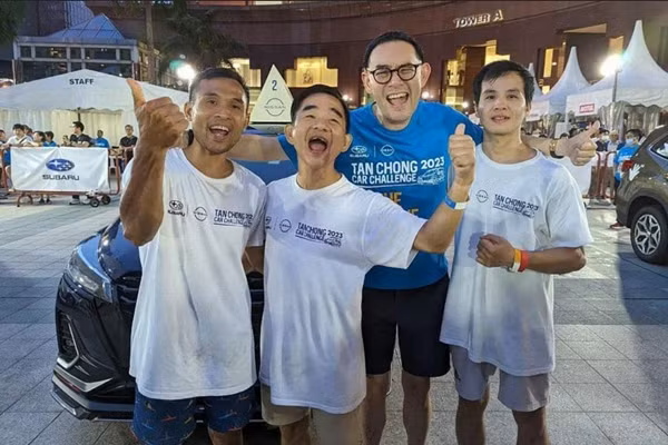 Ông Chan và 2 người tham dự đến từ Việt Nam (anh Do Dang Hoang Trung ở bên trái và anh Nguyen Doan Tho ở bên phải) cùng một người trong Ban Tổ chức. Ảnh: TAN CHONG INTERNATIONAL.