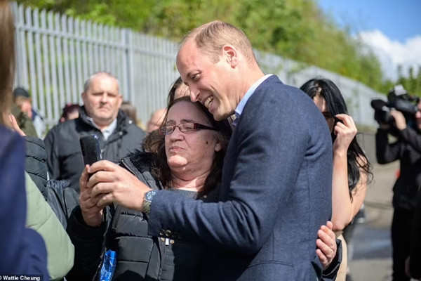 William không ngại ôm và chụp ảnh selfie với công chúng. Ảnh: Wattie Cheung. William không ngại ôm và chụp ảnh selfie với công chúng. Ảnh: Wattie Cheung.